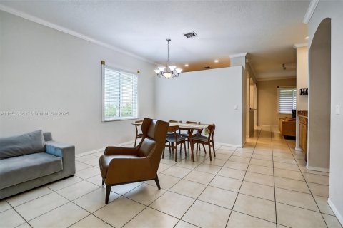 House in Weston, Florida 4 bedrooms, 201.78 sq.m. № 2065565 - photo 5