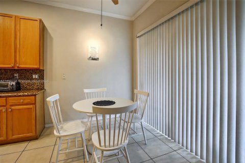 House in Weston, Florida 4 bedrooms, 201.78 sq.m. № 2065565 - photo 15