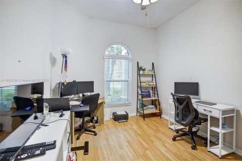 House in Weston, Florida 4 bedrooms, 201.78 sq.m. № 2065565 - photo 24