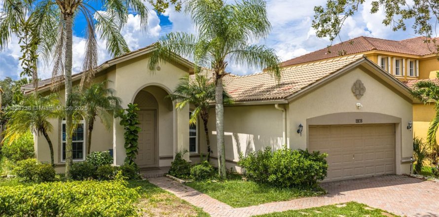 House in Weston, Florida 4 bedrooms, 201.78 sq.m. № 2065565