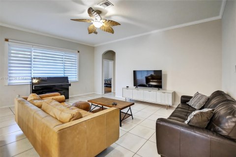 House in Weston, Florida 4 bedrooms, 201.78 sq.m. № 2065565 - photo 9