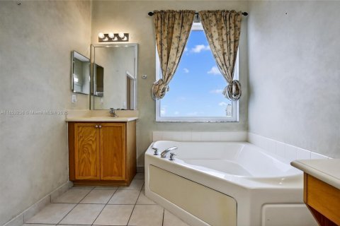 House in Weston, Florida 4 bedrooms, 201.78 sq.m. № 2065565 - photo 23