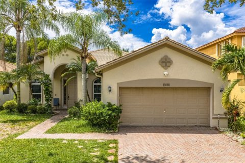 House in Weston, Florida 4 bedrooms, 201.78 sq.m. № 2065565 - photo 3