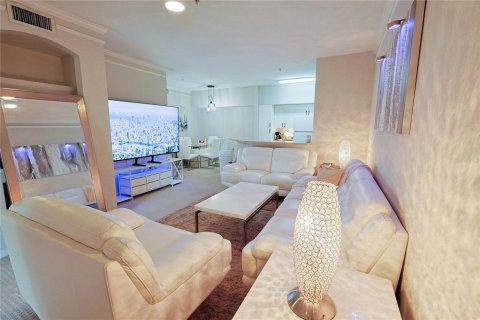 Condo in Sarasota, Florida, 1 bedroom № 2156853 - photo 2