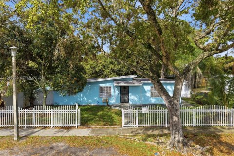 Villa ou maison à vendre à North Miami, Floride: 3 chambres, 154.68 m2 № 2048041 - photo 2