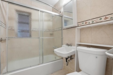 Villa ou maison à vendre à North Miami, Floride: 3 chambres, 154.68 m2 № 2048041 - photo 20