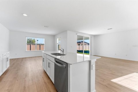 House in Zephyrhills, Florida 5 bedrooms, 303.51 sq.m. № 2149381 - photo 4