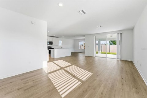 House in Zephyrhills, Florida 5 bedrooms, 303.51 sq.m. № 2149381 - photo 5