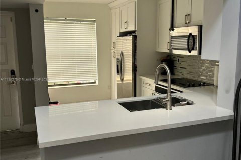 Condominio en venta en Miami, Florida, 3 dormitorios, 85.56 m2 № 1962670 - foto 3