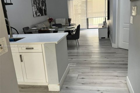 Condominio en venta en Miami, Florida, 3 dormitorios, 85.56 m2 № 1962670 - foto 4