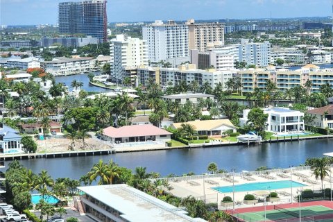 Condominio en venta en Hallandale Beach, Florida, 1 dormitorio, 83.24 m2 № 2087892 - foto 2