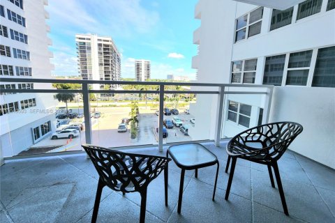 Condominio en venta en Hallandale Beach, Florida, 1 dormitorio, 83.24 m2 № 2087892 - foto 4