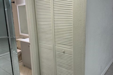 Copropriété à louer à Oakland Park, Floride: 2 chambres, 85.47 m2 № 2180367 - photo 7