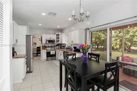 House in Miramar, Florida 4 bedrooms, 193.52 sq.m. № 2041586 - photo 11