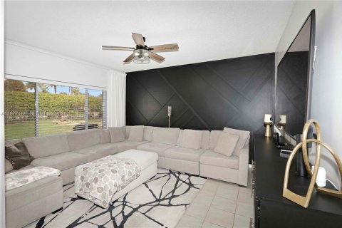 House in Miramar, Florida 4 bedrooms, 193.52 sq.m. № 2041586 - photo 8