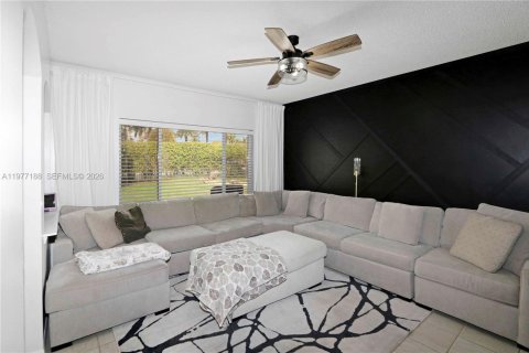 House in Miramar, Florida 4 bedrooms, 193.52 sq.m. № 2041586 - photo 9