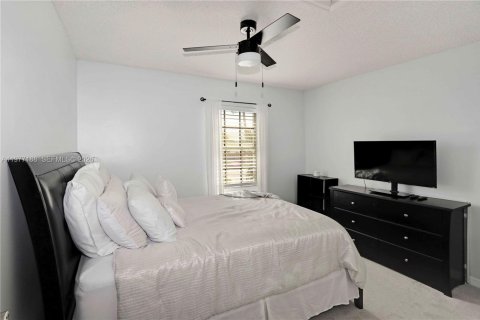 House in Miramar, Florida 4 bedrooms, 193.52 sq.m. № 2041586 - photo 15