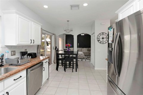 House in Miramar, Florida 4 bedrooms, 193.52 sq.m. № 2041586 - photo 14