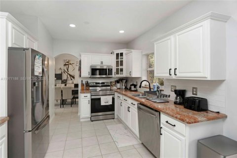 House in Miramar, Florida 4 bedrooms, 193.52 sq.m. № 2041586 - photo 12