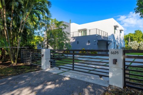 House in Pinecrest, Florida 7 bedrooms, 662.58 sq.m. № 1695855 - photo 2