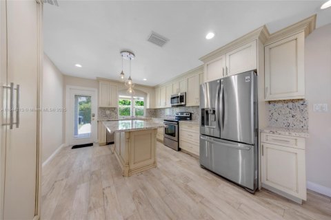 Casa en venta en Miami Springs, Florida, 5 dormitorios, 214.05 m2 № 1839371 - foto 12