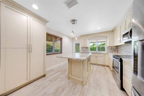 Casa en venta en Miami Springs, Florida, 5 dormitorios, 214.05 m2 № 1839371 - foto 13