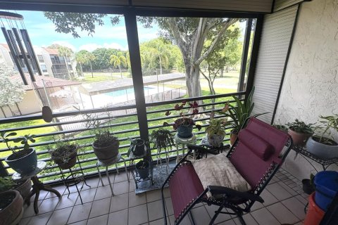 Condo in Tamarac, Florida, 2 bedrooms  № 2188165 - photo 11