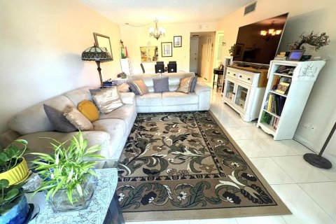 Condo in Tamarac, Florida, 2 bedrooms  № 2188165 - photo 6
