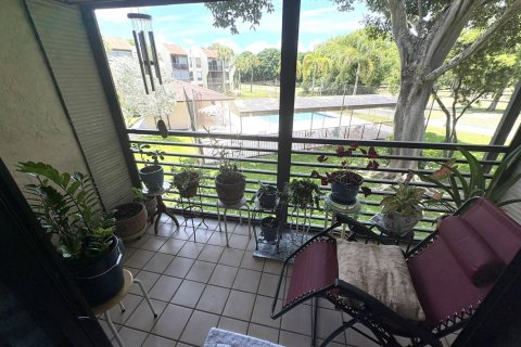 Condo in Tamarac, Florida, 2 bedrooms  № 2188165 - photo 12