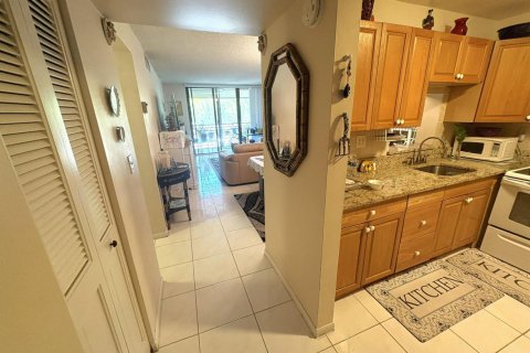 Condo in Tamarac, Florida, 2 bedrooms  № 2188165 - photo 2