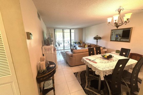 Condo in Tamarac, Florida, 2 bedrooms  № 2188165 - photo 4