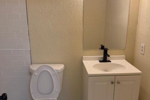 Condominio en venta en Hialeah, Florida, 2 dormitorios, 76.64 m2 № 1809458 - foto 13