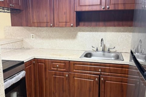 Condominio en venta en Hialeah, Florida, 2 dormitorios, 76.64 m2 № 1809458 - foto 5