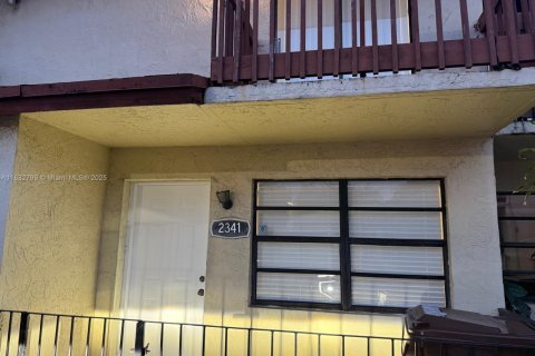 Condominio en venta en Hialeah, Florida, 2 dormitorios, 76.64 m2 № 1809458 - foto 1