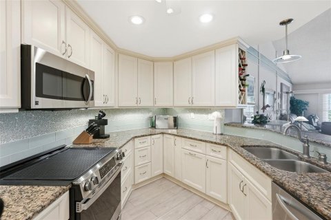Condo in Saint Petersburg, Florida, 2 bedrooms  № 2149083 - photo 9