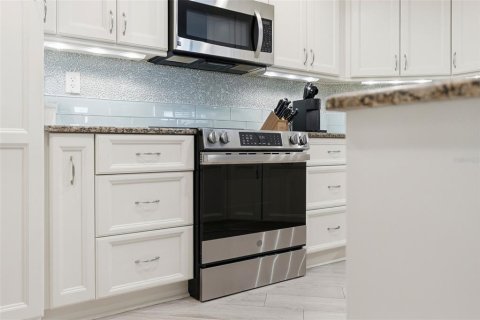Condo in Saint Petersburg, Florida, 2 bedrooms  № 2149083 - photo 7