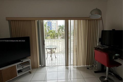 Condominio en venta en Sunny Isles Beach, Florida, 1 dormitorio, 70.79 m2 № 1868202 - foto 1