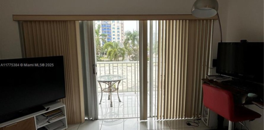 Condominio en Sunny Isles Beach, Florida, 1 dormitorio  № 1868202