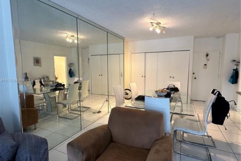 Condominio en venta en Sunny Isles Beach, Florida, 1 dormitorio, 70.79 m2 № 1868202 - foto 4