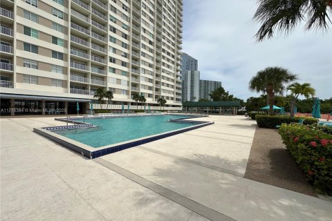 Condominio en venta en Sunny Isles Beach, Florida, 1 dormitorio, 70.79 m2 № 1868202 - foto 23