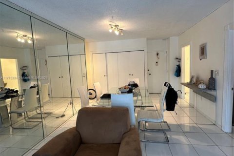 Condominio en venta en Sunny Isles Beach, Florida, 1 dormitorio, 70.79 m2 № 1868202 - foto 3