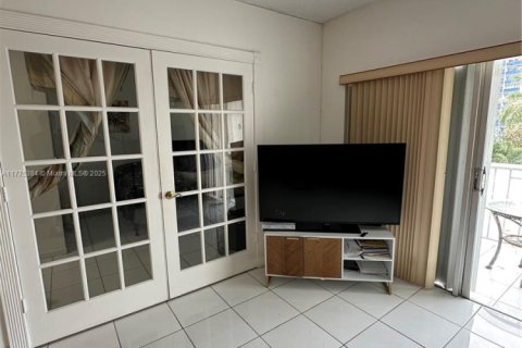 Condominio en venta en Sunny Isles Beach, Florida, 1 dormitorio, 70.79 m2 № 1868202 - foto 2