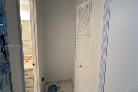 Condominio en venta en Sunny Isles Beach, Florida, 1 dormitorio, 70.79 m2 № 1868202 - foto 10