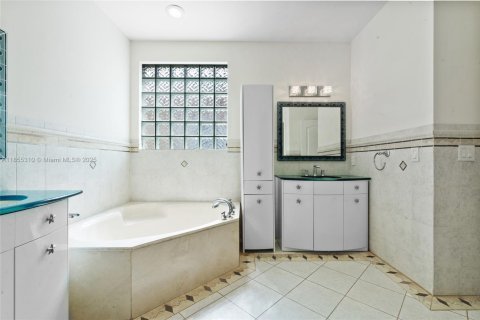 House in Doral, Florida 4 bedrooms, 205.04 sq.m. № 1875051 - photo 27