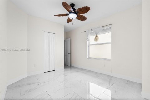 House in Doral, Florida 4 bedrooms, 205.04 sq.m. № 1875051 - photo 13