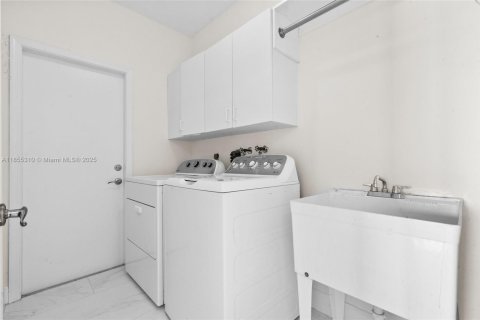 House in Doral, Florida 4 bedrooms, 205.04 sq.m. № 1875051 - photo 17