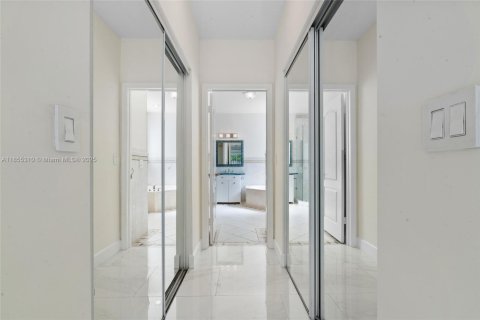 House in Doral, Florida 4 bedrooms, 205.04 sq.m. № 1875051 - photo 23