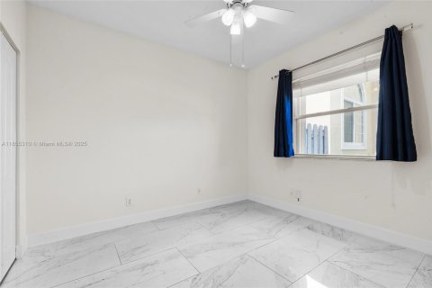 House in Doral, Florida 4 bedrooms, 205.04 sq.m. № 1875051 - photo 9