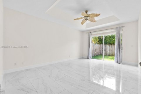 House in Doral, Florida 4 bedrooms, 205.04 sq.m. № 1875051 - photo 21