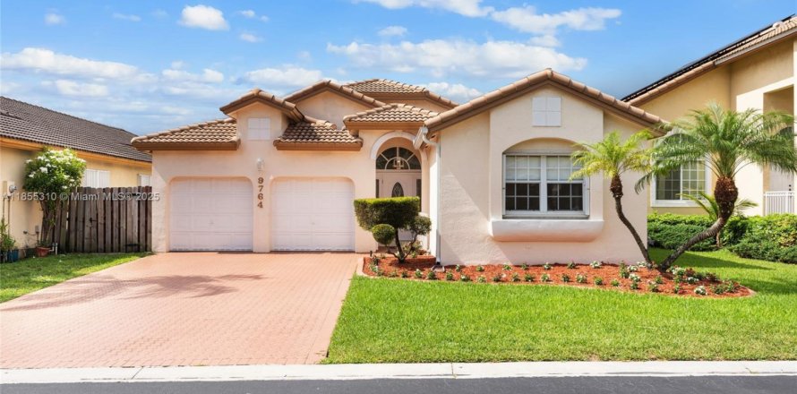 House in Doral, Florida 4 bedrooms, 205.04 sq.m. № 1875051
